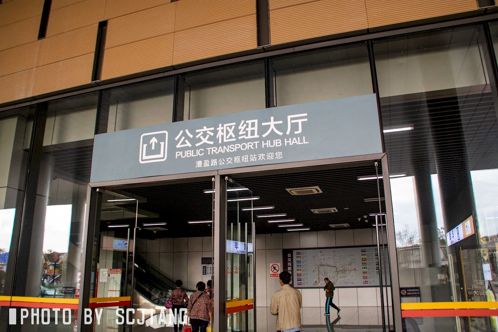 一楼的漕盈路公交枢纽站进站口