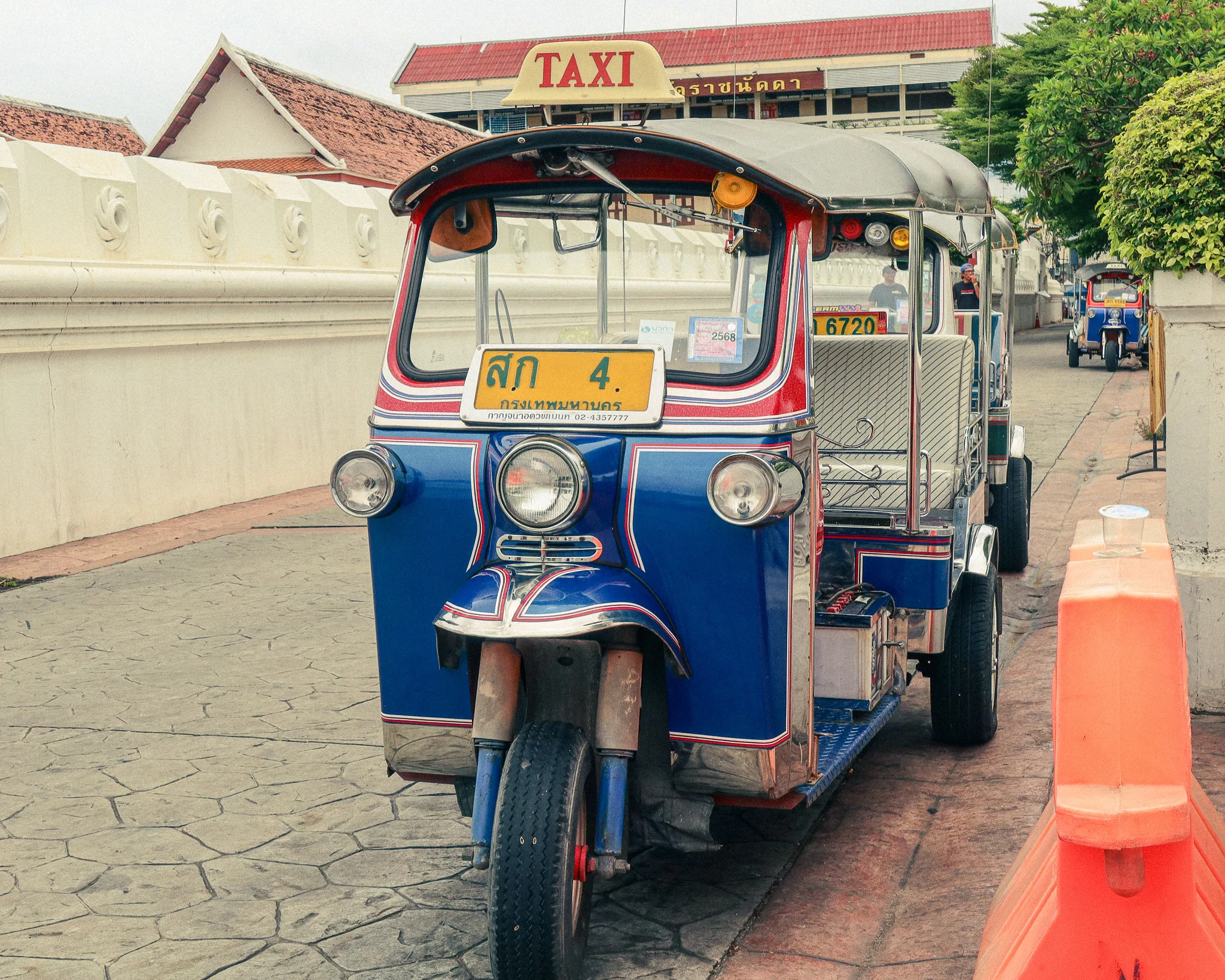 持有牌照和"TAXI"牌的突突车