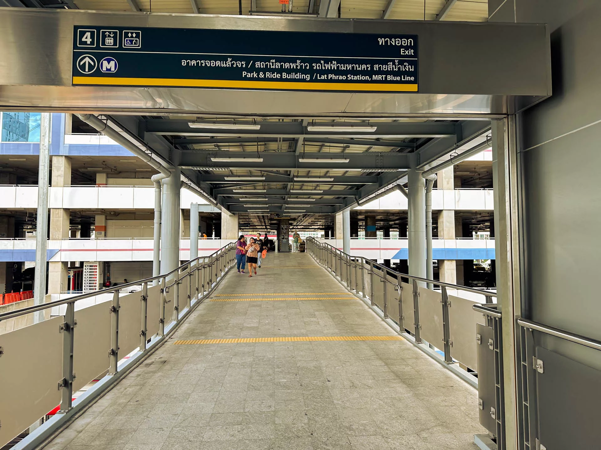 曼谷的大部分轨道交通换乘场景很不便利，MRT蓝线和黄线间通过停车楼进行换乘